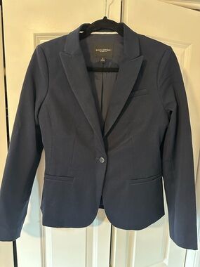 Banana Republic navy suit. Blazer size 6 pants size 6 long.